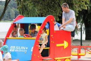 Dzieci bawiące się w zabawkowym autku