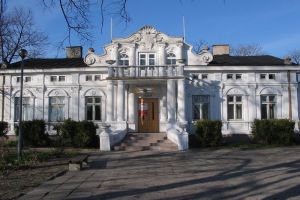 Frontowe wejście do Pałacu Jabłońskich